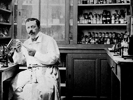 Marcel Mérieux dans son laboratoire